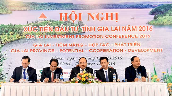 Thủ tướng Nguyễn Xuân Phúc nhấn mạnh: Chính quyền phải cùng lo với doanh nghiệp, cùng làm với doanh nghiệp, cùng chia sẻ thất bại và thành công với doanh nghiệp, nhất là chính quyền cấp cơ sở. Thủ tướng Nguyễn Xuân Phúc nhấn mạnh: Chính quyền phải cùng lo với doanh nghiệp, cùng làm với doanh nghiệp, cùng chia sẻ thất bại và thành công với doanh nghiệp, nhất là chính quyền cấp cơ sở.