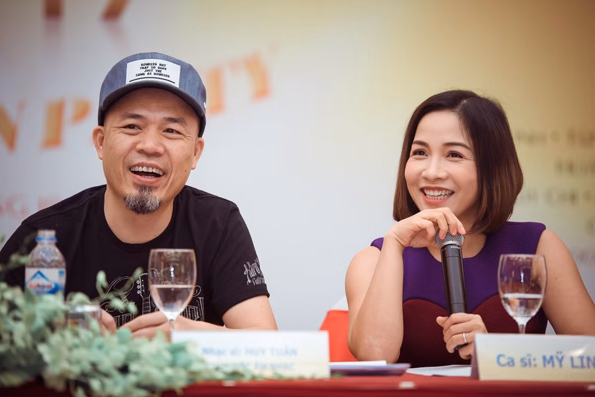 Chương trình có sự góp mặt của nhiều nghệ sĩ nổi tiếng. Chương trình có sự góp mặt của nhiều nghệ sĩ nổi tiếng.