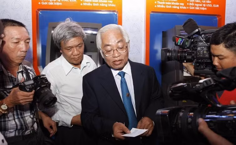 Ông Trần Phương Bình (đeo kính) tại một sự kiện của Dong A Bank. ảnh nguồn: dongabank.