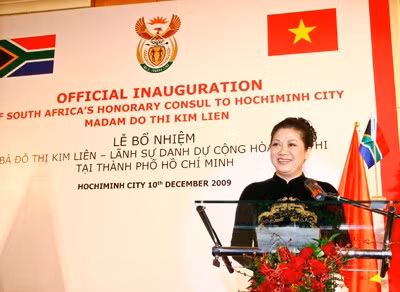 Doanh nhân Đỗ Thị Kim Liên vốn là một cô giáo dạy Văn, sinh ra và lớn lên ở một vùng quê nghèo tại tỉnh Vĩnh Phúc. Chị là nữ doanh nhân duy nhất của Việt Nam hiện nay là Lãnh sự Danh dự nước Cộng hòa Nam Phi tại TP.HCM. ảnh: Ngọc Quang.
