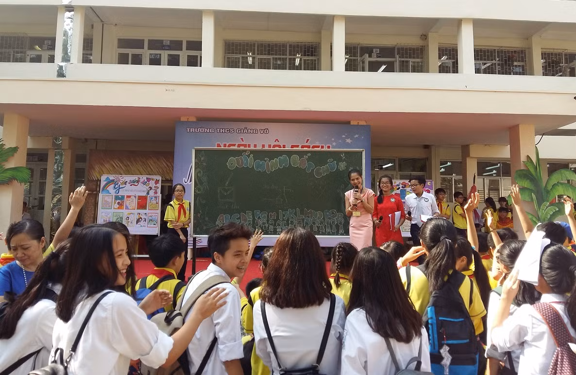 Hơn một năm qua, hưởng ứng phong trào "Học tập suốt đời", Trường THCS Giảng Võ đã phát động phong trào "Góp một cuốn sách, đọc nghìn trang sách". ảnh: NQ.