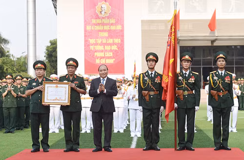 Tại buổi lễ, thay mặt lãnh đạo Đảng, Nhà nước, Thủ tướng Nguyễn Xuân Phúc đã trao Huân chương Quân công hạng Nhất cho Học viện Chính trị. ảnh: vgp.