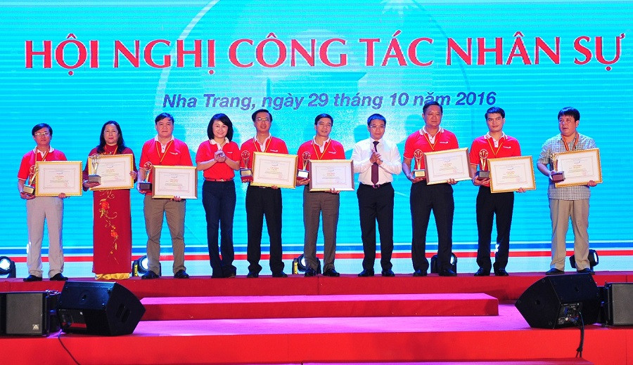 Lãnh đạo VietinBank trao “Kỷ niệm chương vì sự nghiệp phát triển nhân sự VietinBank”. Lãnh đạo VietinBank trao “Kỷ niệm chương vì sự nghiệp phát triển nhân sự VietinBank”.