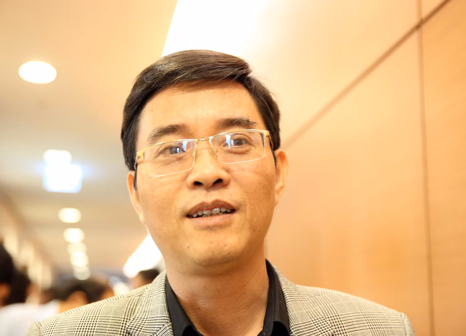 Đại biểu Quốc hội Hoàng Quang Hàm nhận định, dù giá cả đi theo hướng thị trường, nhưng đồng thời Nhà nước luôn quan tâm hỗ trợ tối đa cho người nghèo, cận nghèo. ảnh: MD.