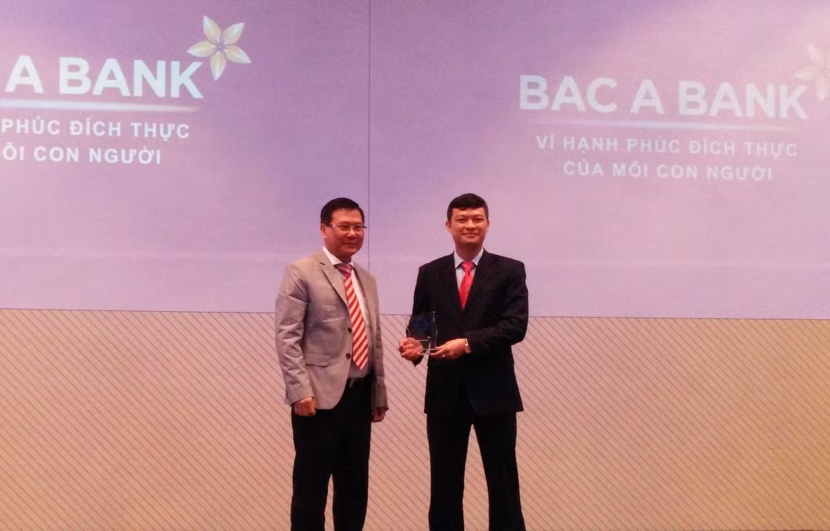 Ông Nguyễn Việt Hanh - Phó Tổng Giám đốc BAC A BANK nhận giải thưởng "Ngân hàng có sản phẩm sáng tạo tiêu biểu 2016". Ông Nguyễn Việt Hanh - Phó Tổng Giám đốc BAC A BANK nhận giải thưởng "Ngân hàng có sản phẩm sáng tạo tiêu biểu 2016".