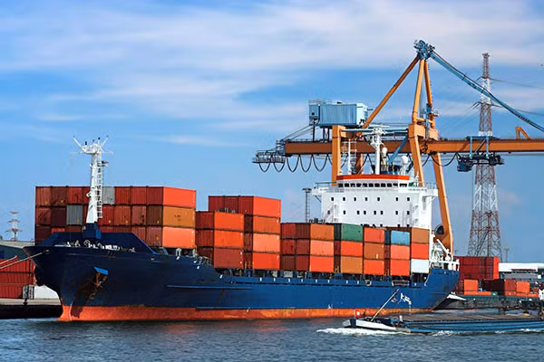 Phải niêm yết giá dịch vụ vận chuyển hàng hóa công-te-nơ bằng đường biển. ảnh minh họa: báo giao thông.
