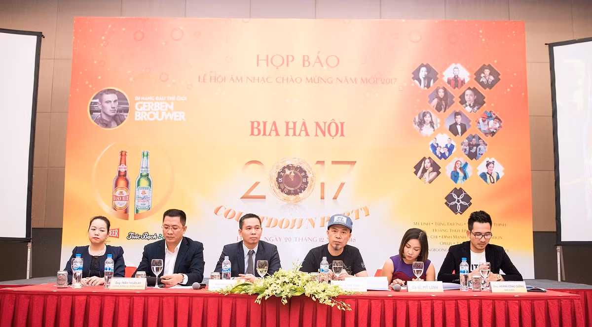 “Bia Hà Nội Countdown Party 2017” hứa hẹn sẽ là bữa tiệc âm nhạc đầy sắc màu cho các khán giả Thủ đô. “Bia Hà Nội Countdown Party 2017” hứa hẹn sẽ là bữa tiệc âm nhạc đầy sắc màu cho các khán giả Thủ đô.