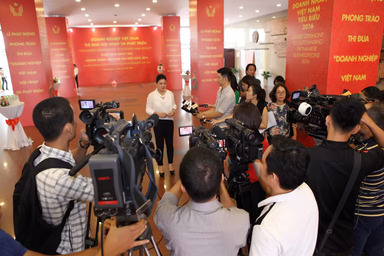 Bà Đỗ Thị Kim Liên - Chủ tịch HĐQT Công ty Sông Đuống trả lời phỏng vấn báo chí bên lề Diễn đàn Doanh nghiệp Việt Nam 2016.