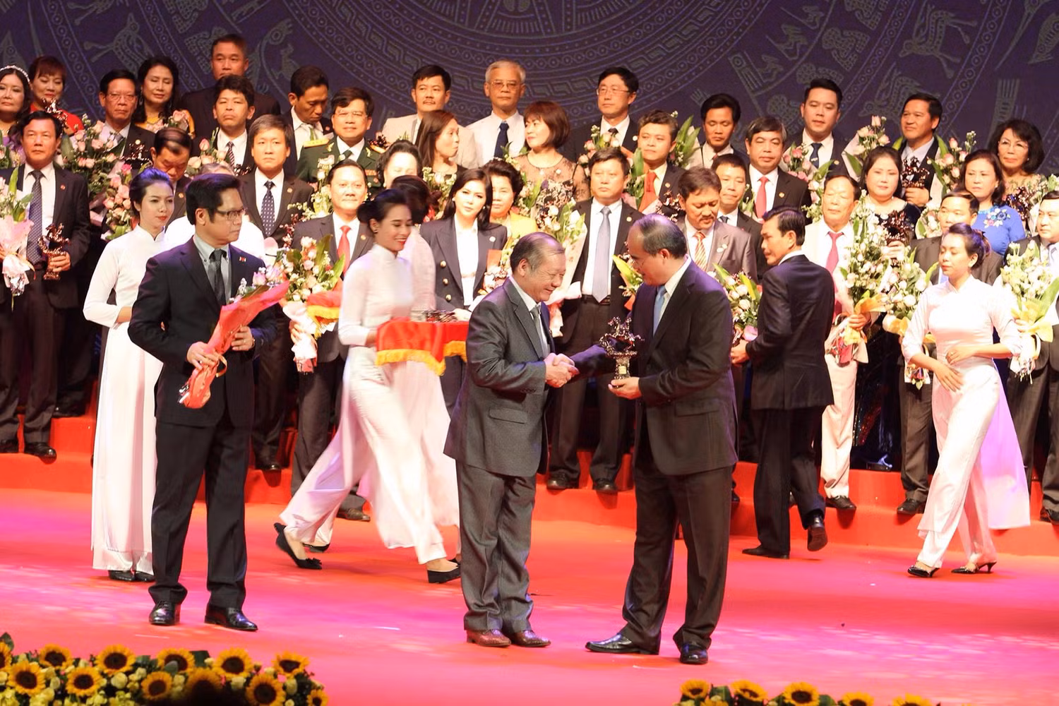 Ông Nguyễn Quốc Trường - Tổng giám đốc Công ty CP Nhựa Thiếu niên Tiền phong nhận Cúp Thánh Gióng vinh danh Doanh nhân tiêu biểu 2016.