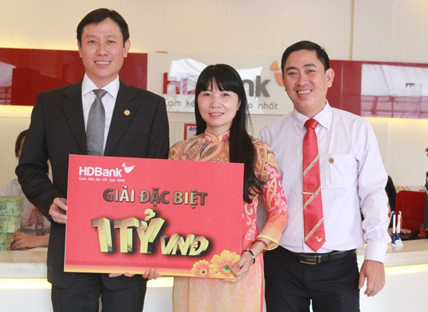 Khách hàng Trịnh Thị Hòa vui mừng nhận giải đặc biệt 1 tỷ đồng từ HD Bank Bình Phước