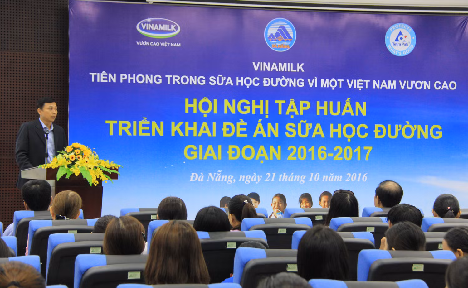 Ông Nguyễn Ánh Sáng - Giám Đốc Kênh K/A (Kênh tiêu thụ đặc biệt) của Vinamilk đang trình bày chương trình sữa học đường các nước và các tỉnh đã và đang thực hiện chương trình sữa học đường Quốc gia cùng với Vinamilk