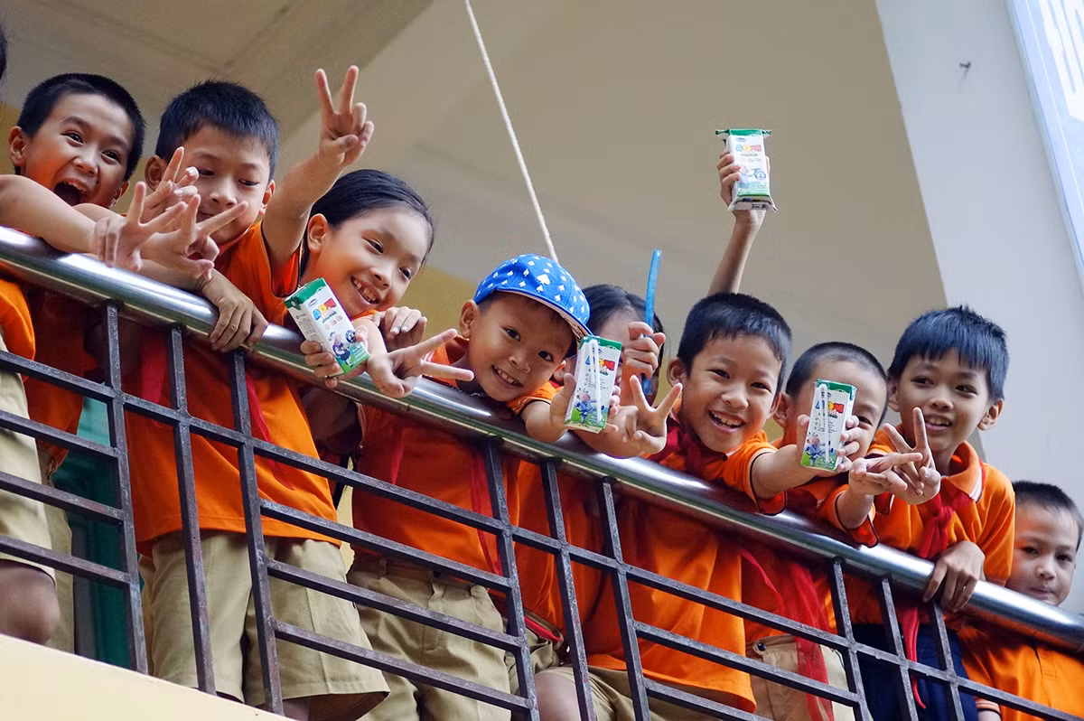 Sau gần 10 năm Vinamilk tiên phong bắt đầu phối hợp cùng các tỉnh thực hiện chương trình sữa học đường thì tổng số lượng học sinh được thụ hưởng từ chương trình là 380 ngàn em học sinh và tổng ngân sách trợ giá từ Vinamilk là 92 tỷ đồng.