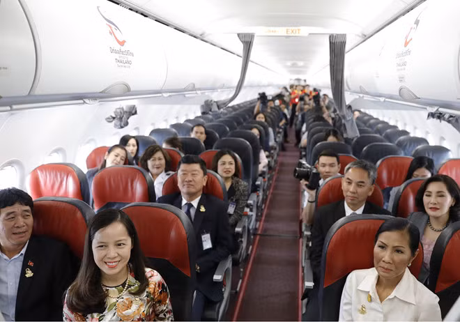 Những hành khách vinh dự trên chuyến bay đầu tiên mang biểu tượng du lịch Thái Lan. Những hành khách vinh dự trên chuyến bay đầu tiên mang biểu tượng du lịch Thái Lan.