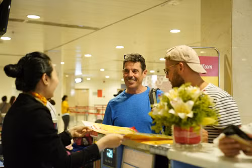 Hành khách nước ngoài cũng hào hứng cùng Vietjet chào đón giải bóng đá hấp dẫn nhất hành tinh. Ảnh: Vietjet Hành khách nước ngoài cũng hào hứng cùng Vietjet chào đón giải bóng đá hấp dẫn nhất hành tinh. Ảnh: Vietjet