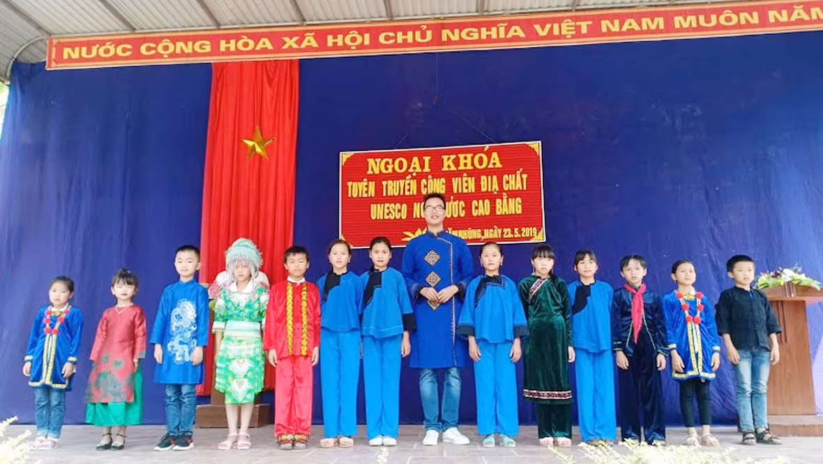 Hành trình 7 năm công tác, thầy giáo trẻ Vi Mộng Hoàng tự nhủ với lòng mình là phải thật sự cố gắng, đem nhiệt huyết của tuổi trẻ bằng tất cả tình thương cho sự nghiệp giáo dục (Ảnh nhân vật cung cấp)