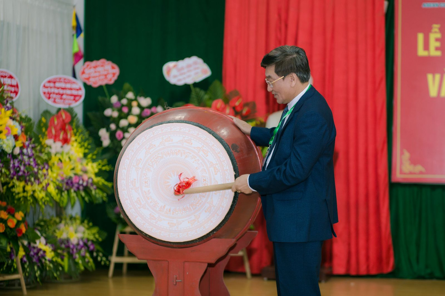 Dược sĩ chuyên khoa 1 Ngô Mạnh Trí - Hiệu trưởng Nhà trường đánh hồi trống khai giảng năm học mới 2019-2020 (Ảnh: Nhà trường cung cấp)