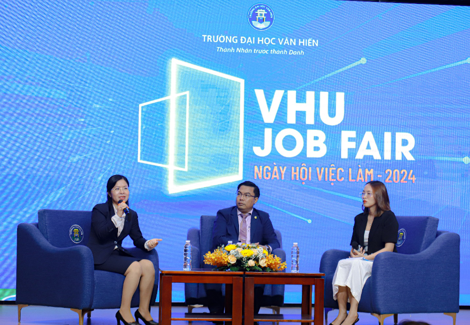 Phần Talkshow “Bí quyết chinh phục Nhà tuyển dụng” với sự tham dự khách mời là doanh nghiệp. Ảnh: NTCC
