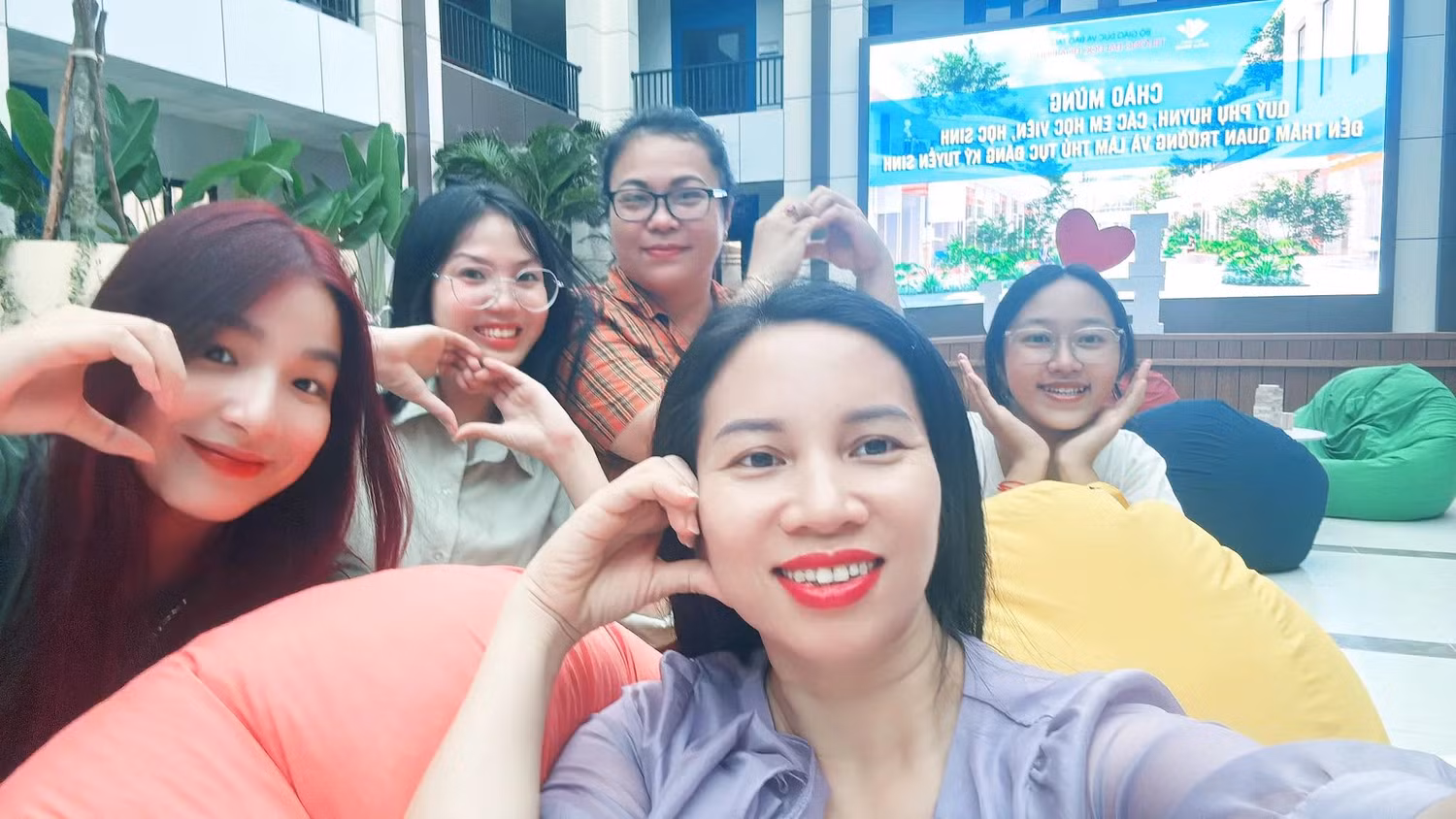 Giảng viên và sinh viên Khoa Quản trị Kinh doanh check in tại không gian đổi mới sáng tạo mở