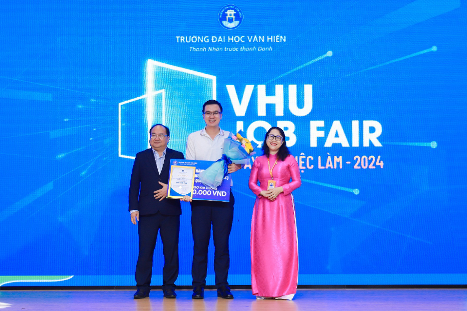 Lãnh đạo nhà trường đại diện nhận tài trợ học bổng từ doanh nghiệp. Ảnh: NTCC