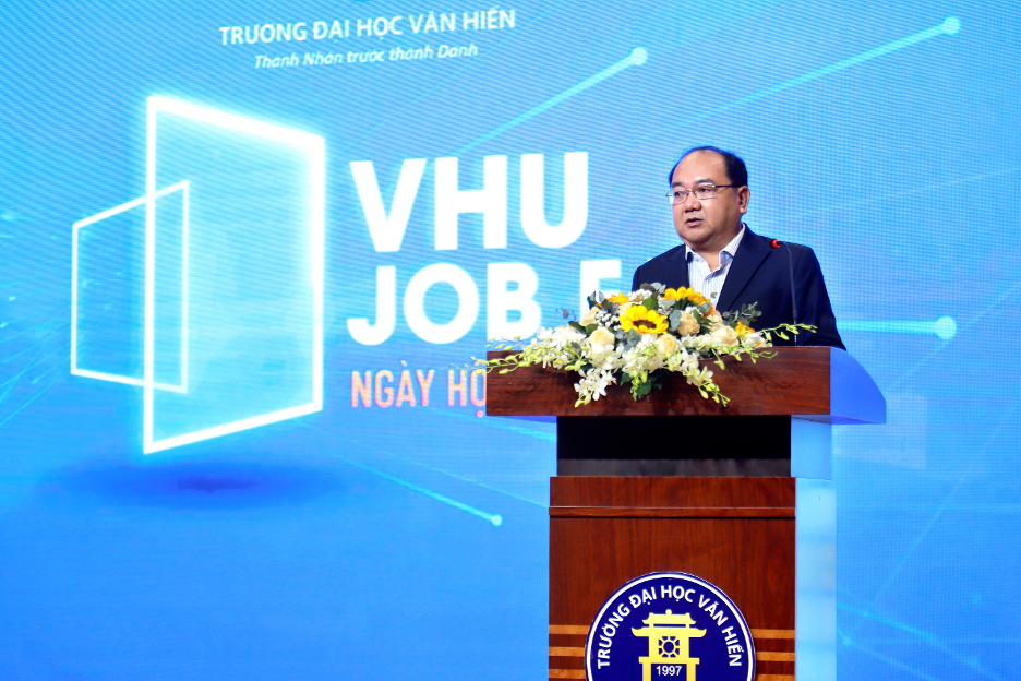 Phó Giáo sư, Tiến sĩ Nguyễn Minh Đức, Hiệu trưởng Trường Đại học Văn Hiến phát biểu tại lễ khai mạc Ngày hội việc làm 2024. Ảnh: NTCC