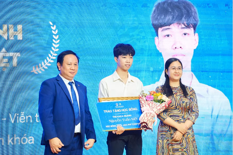 Sinh viên được vinh danh và trao tặng học bổng trong lễ Khai giảng của trường.