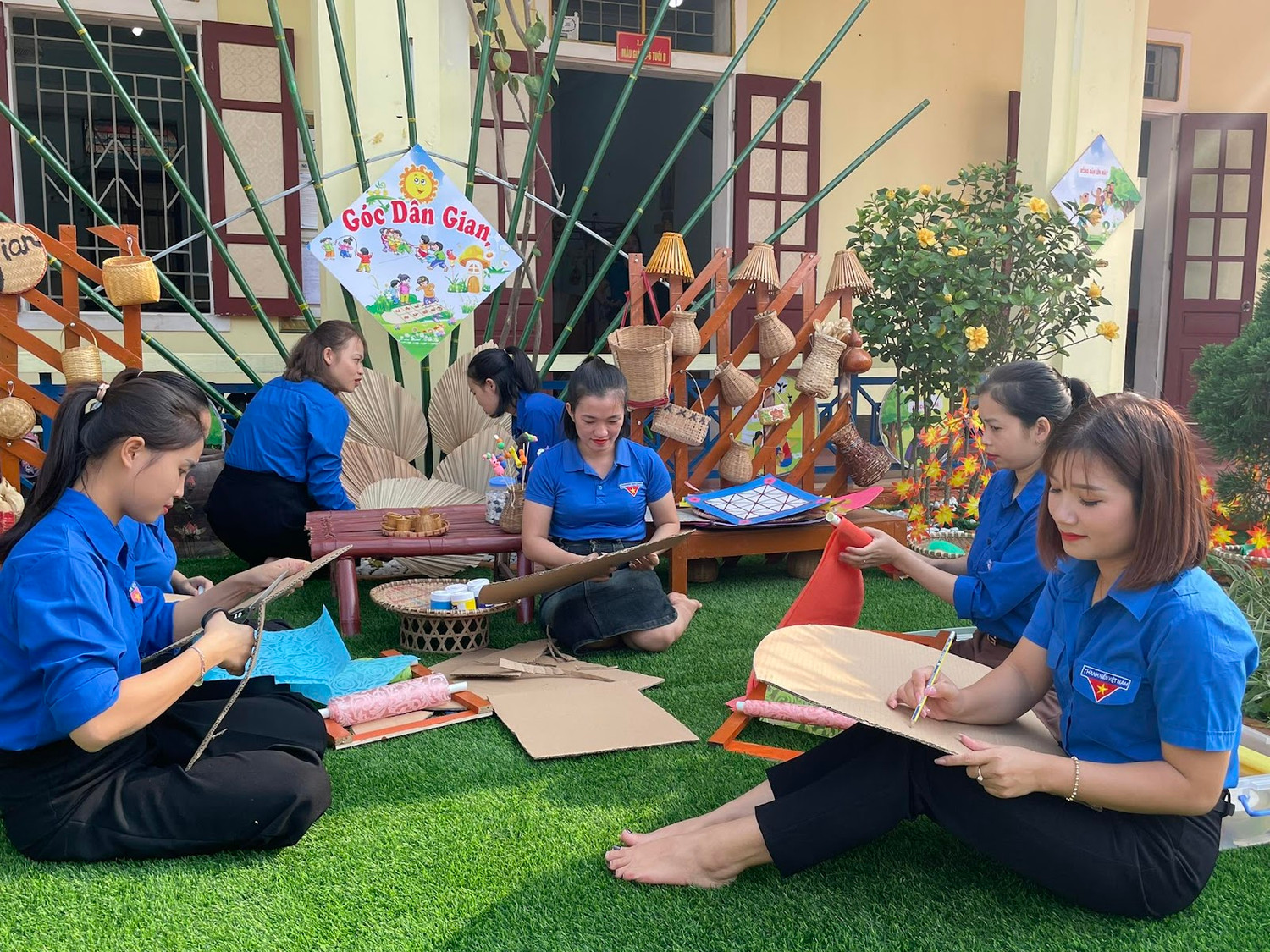 Cô Dung vận động đoàn viên làm đồ dùng học tập phục vụ tiết dạy hiệu quả hơn