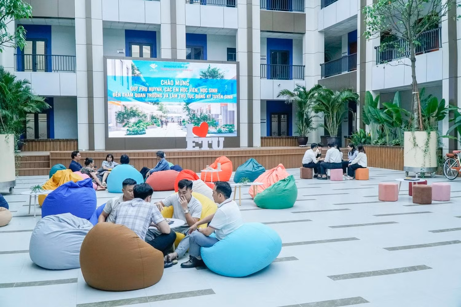 Không gian đổi mới sáng tạo mở thu hút rất nhiều sinh viên đến giao lưu và trải nghiệm các trò chơi