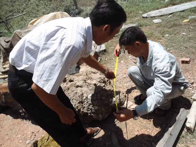 Do bị nằm dưới nước nên hai khẩu thần công trên đã có dấu hiệu hoen gỉ, rêu mốc bám vào nhiều