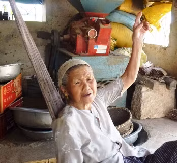 Cụ bà Lê Thị Tuyết (82 tuổi, trú tại xã Thọ Thành, huyện Yên Thành, Nghệ An), một trong những nhân chứng còn nhớ được thời điểm xảy ra vụ tự vẫn trên.