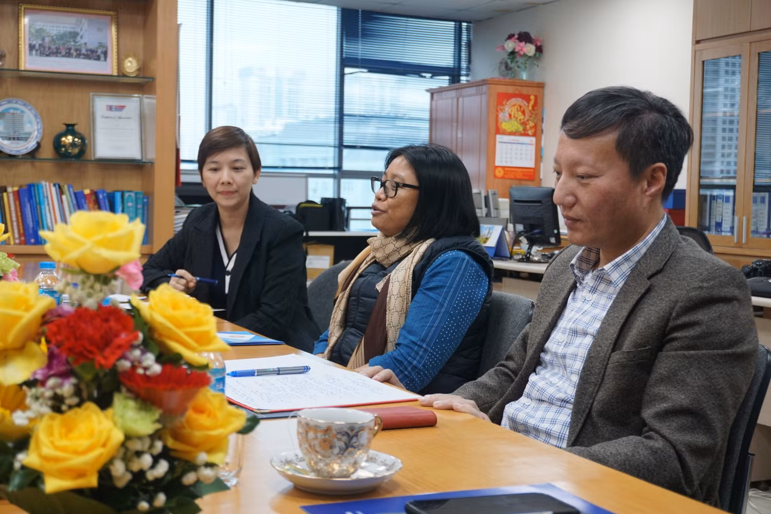 Bà Mini Kumam (ở giữa) giới thiệu Chương trình học bổng ngắn hạn ITEC tại buổi làm việc