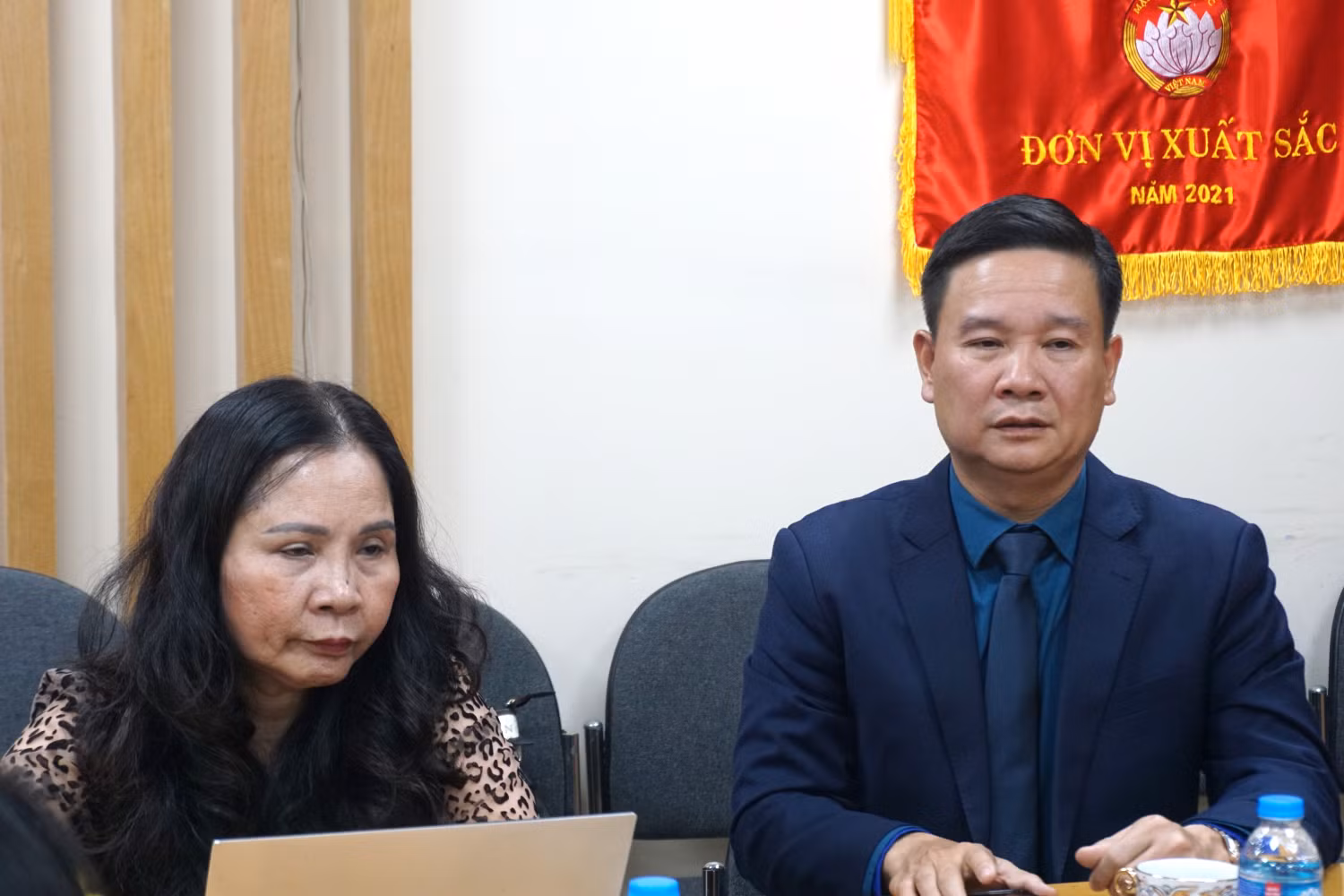 Nhà báo Nguyễn Tiến Bình - Phó Chủ tịch Hiệp hội, Tổng Biên tập Tạp chí điện tử Giáo dục Việt Nam (bên phải) chia sẻ tại buổi làm việc
