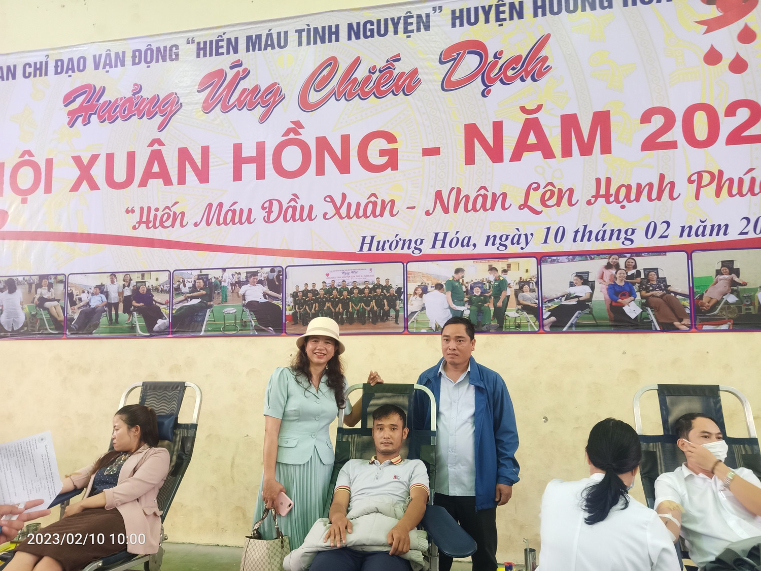 Thầy Hồ Văn Hiếu (nằm ghế) trong một lần tham gia hiến máu tình nguyện. Ảnh: Nhân vật cung cấp