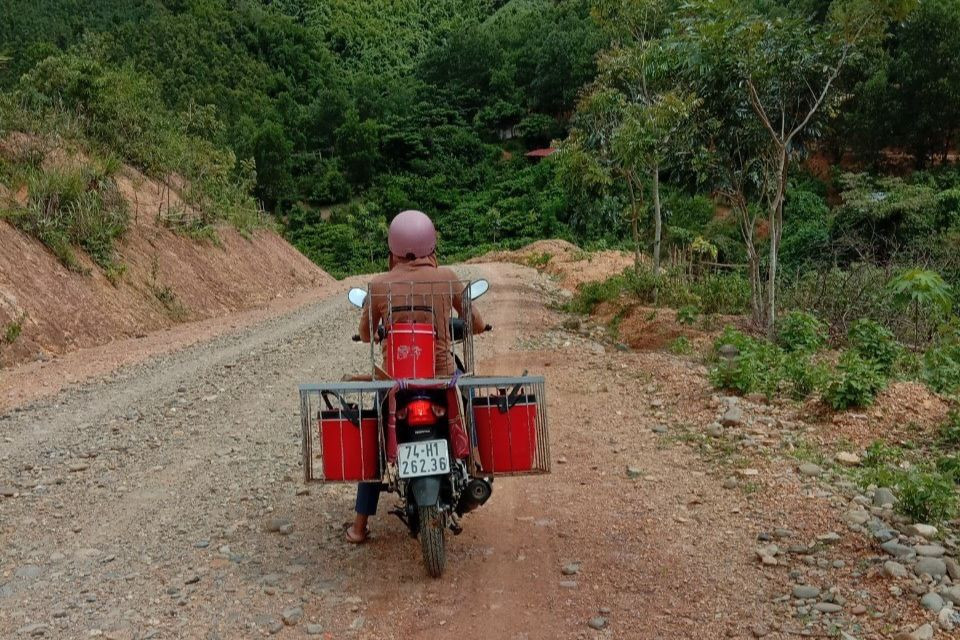 Vị trí nấu ăn trong các trường mầm non vẫn chỉ là lao động thời vụ. Rất khó để người lao động gắn bó nếu cứ 1 năm đi làm thì 3 tháng phải nghỉ hè không lương. Trong ảnh: Cô nuôi trường mầm non đi đưa cơm tới điểm lẻ ở Hướng Lập. Ảnh: LC Vị trí nấu ăn trong các trường mầm non vẫn chỉ là lao động thời vụ. Rất khó để người lao động gắn bó nếu cứ 1 năm đi làm thì 3 tháng phải nghỉ hè không lương. Trong ảnh: Cô nuôi trường mầm non đi đưa cơm tới điểm lẻ ở Hướng Lập. Ảnh: LC