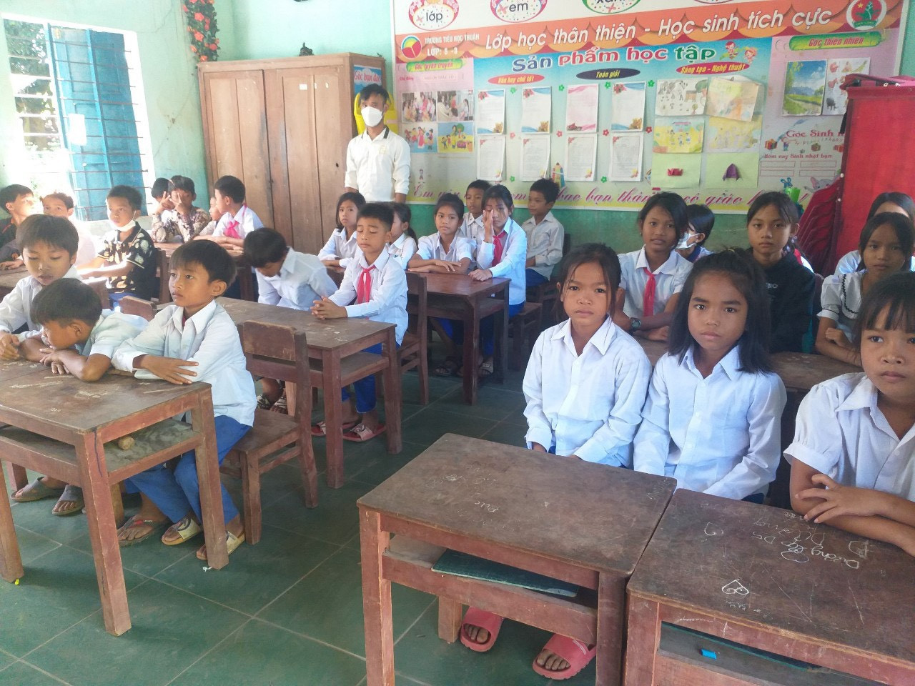 Thầy Hồ Văn Hiếu (đeo khẩu trang) trong lớp học ở bản 1 xã Thuận. Ảnh: Nhân vật cung cấp