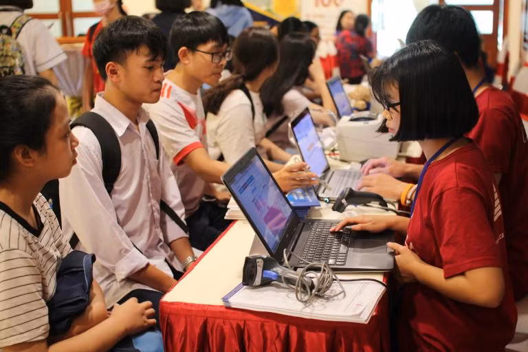 Đại học Trưng Vương dành cho tân sinh viên 2019 nhiều chính sách miễn giảm học phí 50%, được ở ký túc xá miễn phí và nhiều ưu đãi khác trong quá trình học tập. Ảnh: ĐH Trưng Vương.