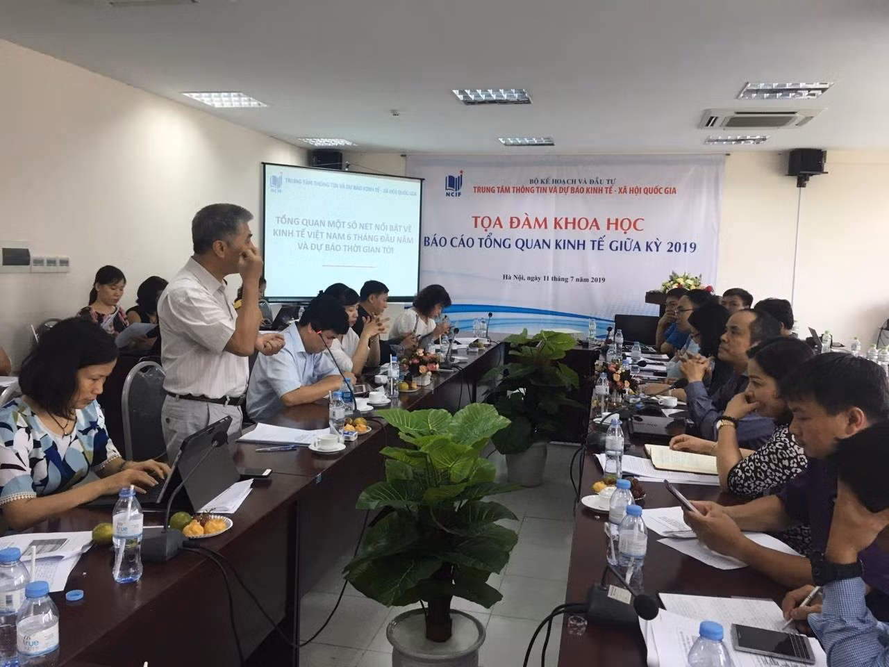 Nhiều chuyên gia kinh tế nhận định, 6 tháng đầu năm kinh tế Việt Nam đạt được những kết quả rất tích cực. Ảnh: V.P.