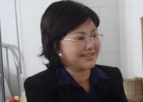 Bà Hiền cần làm giấy ủy quyền hợp lệ bởi hiện nay bà ấy vẫn đứng tên đại diện công ty theo pháp luật.