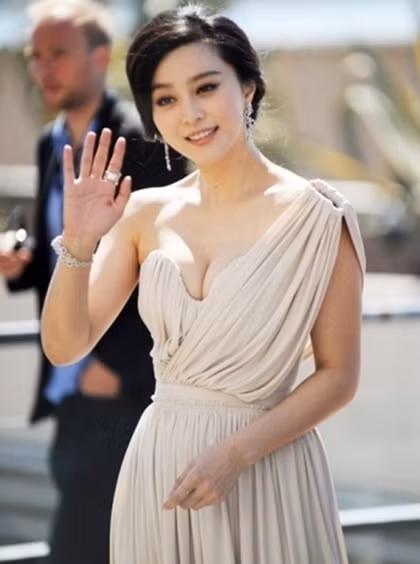 Phạm Băng Băng khoe bờ vai thon với hiếc đầm lệch vai vừa gợi nét quyến rũ vừa mang lại nét tươi trẻ Phạm Băng Băng khoe bờ vai thon với hiếc đầm lệch vai vừa gợi nét quyến rũ vừa mang lại nét tươi trẻ