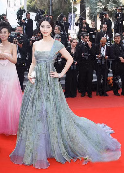Lộng lẫy trong thiết kế Elie Saab màu xanh ngọc đẹp tuyệt Lộng lẫy trong thiết kế Elie Saab màu xanh ngọc đẹp tuyệt