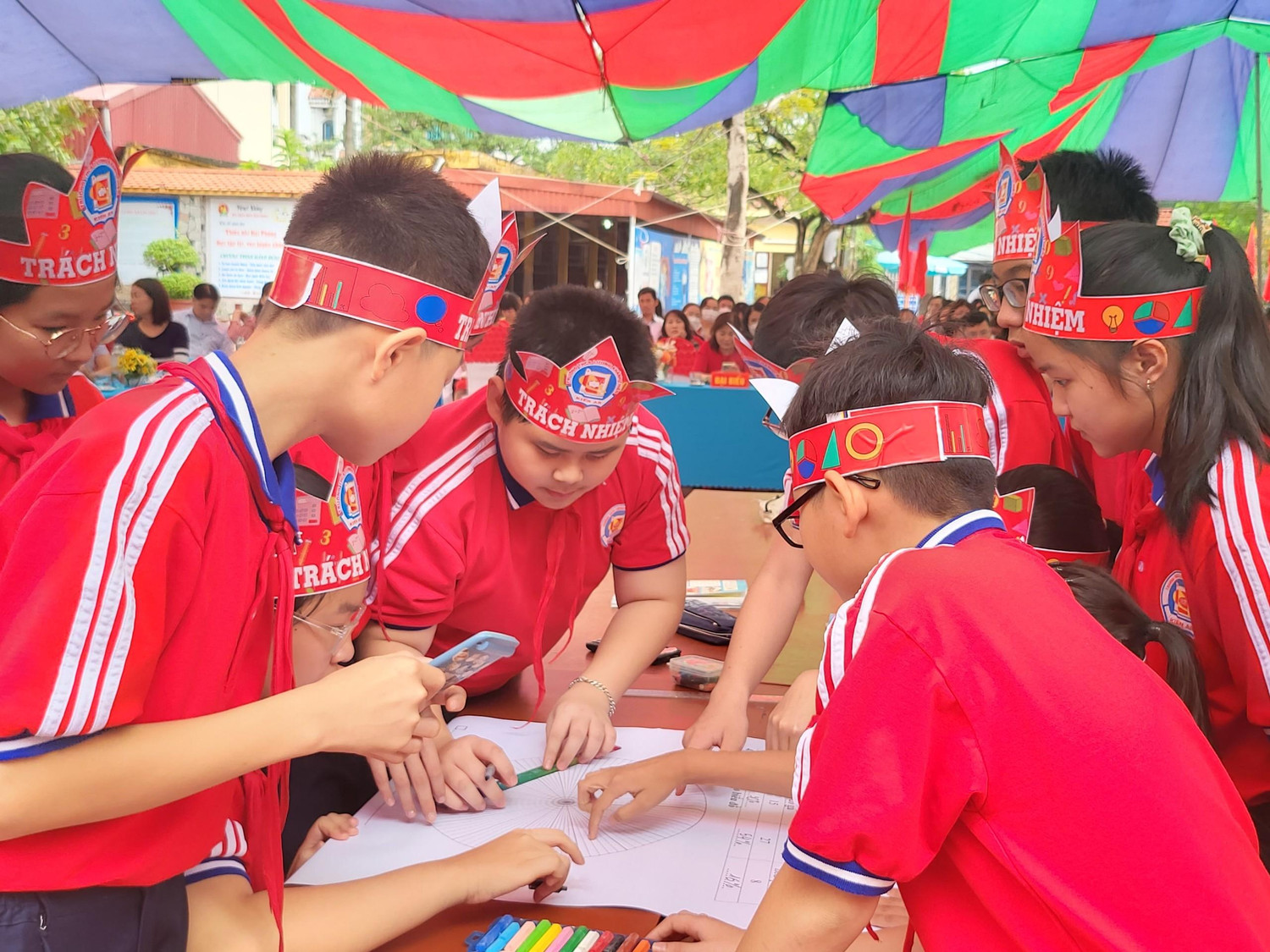 Các em học sinh thảo luận nhóm về biểu đồ hình quạt tròn (Ảnh: Lã Tiến)