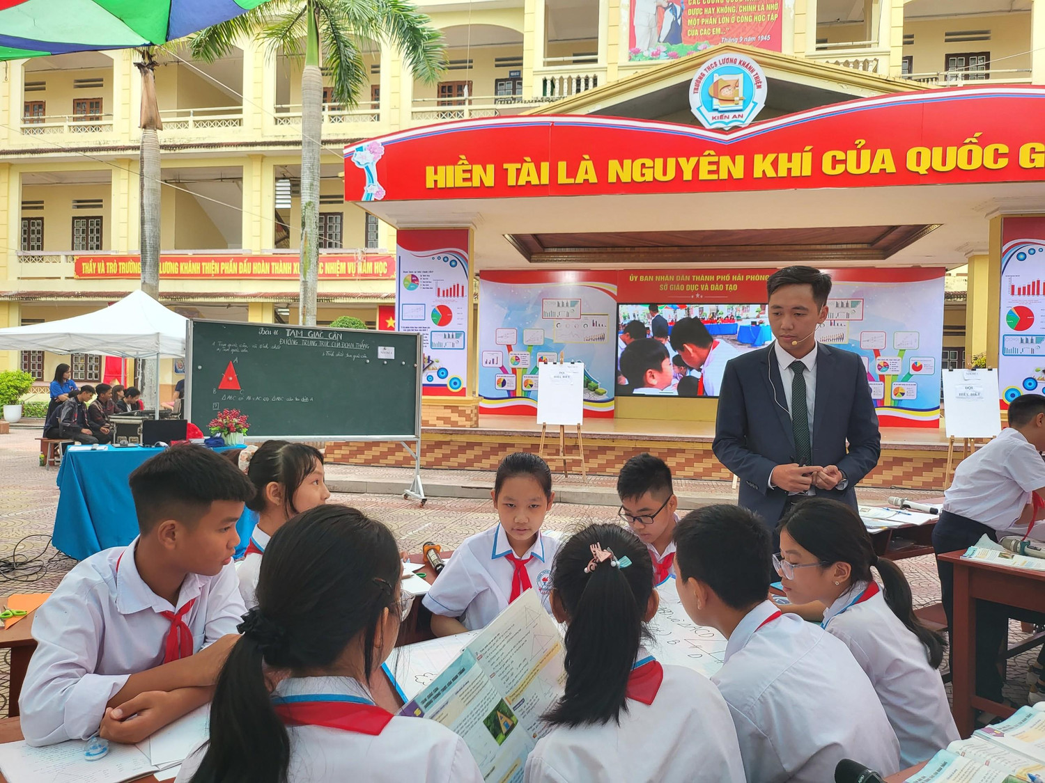 Tiết dạy bài "Tam giác cân" do thầy Đặng Tài Tuệ và các em học sinh lớp 7B3, Trường Trung học cơ sở An Dương thực hiện (Ảnh: Lã Tiến)