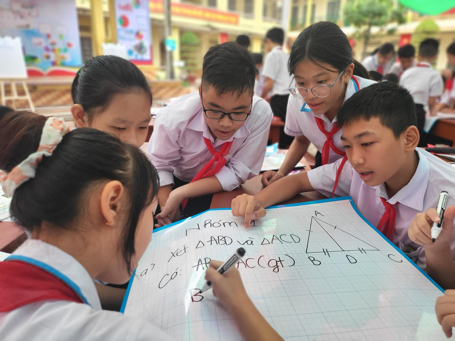 Các em học sinh thực hiện các phần bài tập trong tiết dạy "Tam giác cân" (Ảnh: Lã Tiến)