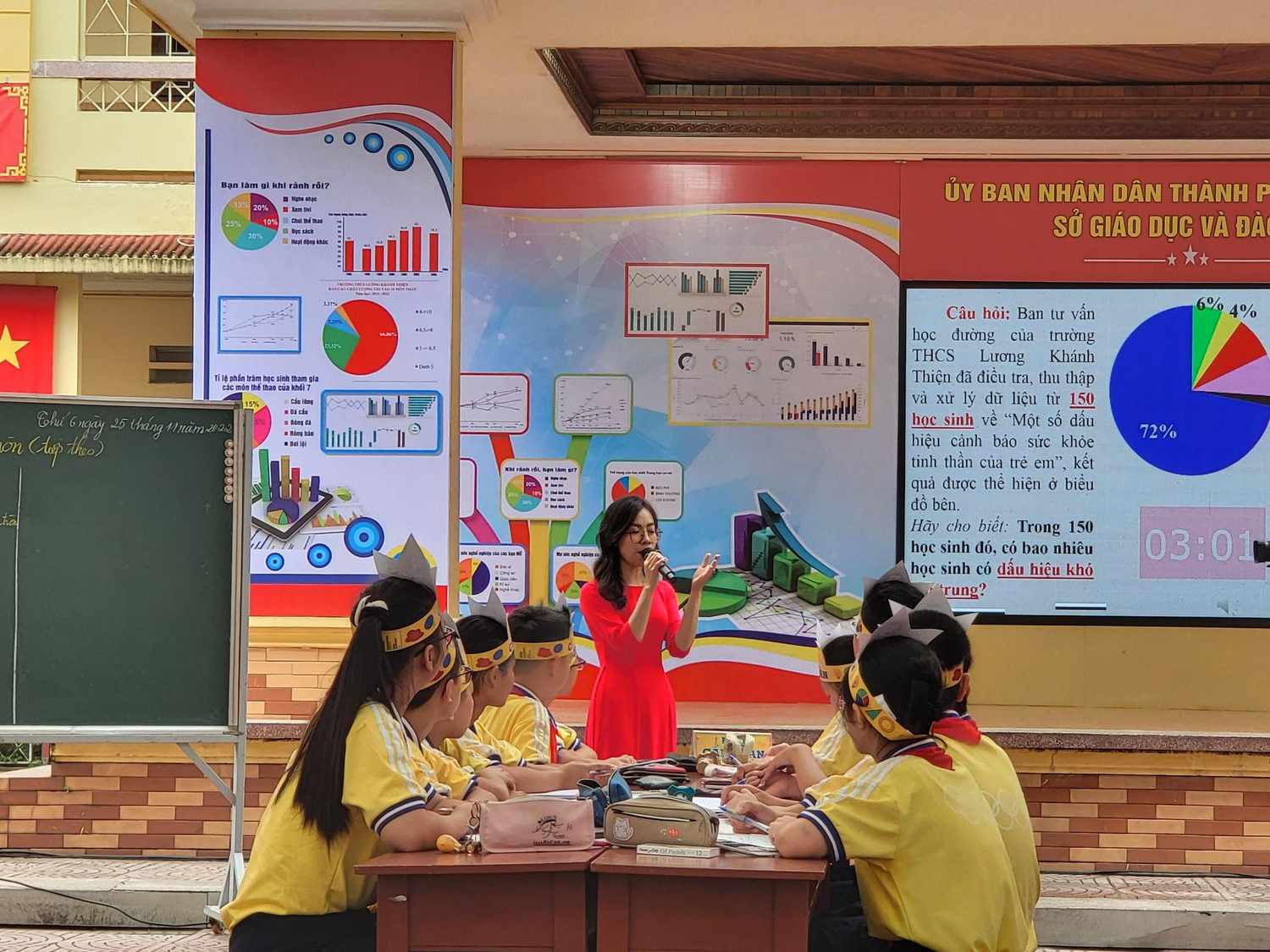 Cô giáo Nguyễn Thị Thu Phương và các em học sinh lớp 7A2, Trường Trung học cơ sở Lương Khánh Thiện đã thể hiện một tiết dạy sinh động, hấp dẫn (Ảnh: Lã Tiến)