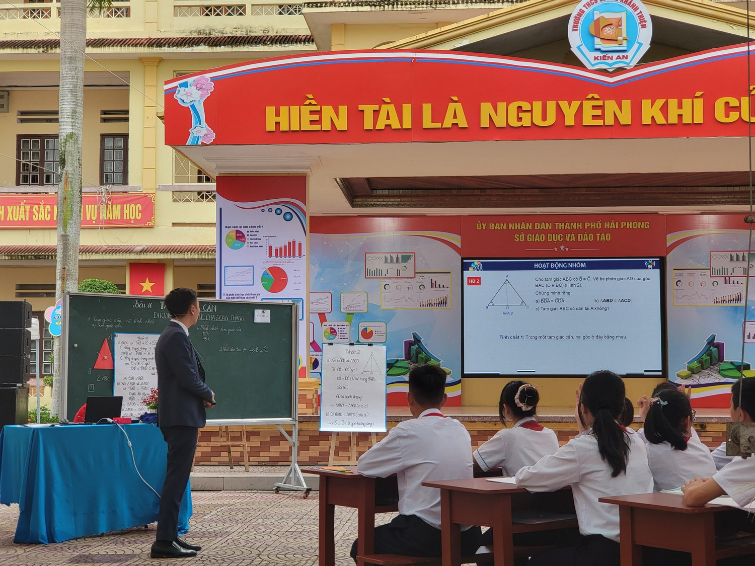 Thông qua tiết dạy, giáo viên đã giúp học sinh khơi dậy được năng lực tự chủ và tự học trong tìm tòi khám phá (Ảnh: Lã Tiến)