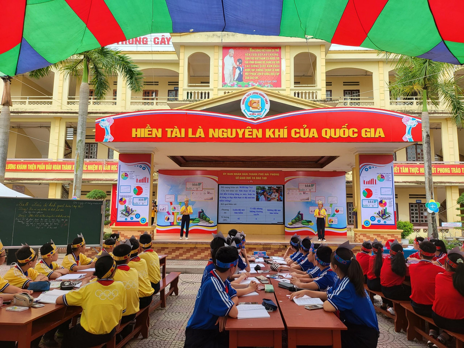 Các đội chơi báo cáo kết quả thực hiện nhiệm vụ giáo viên giao (Ảnh: Lã Tiến)