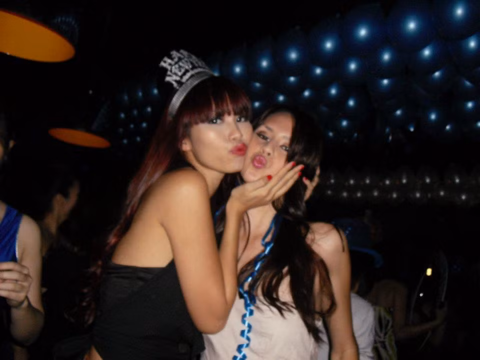 Thân thiết là cứ phải tru môi, đọ má như thế này này.
