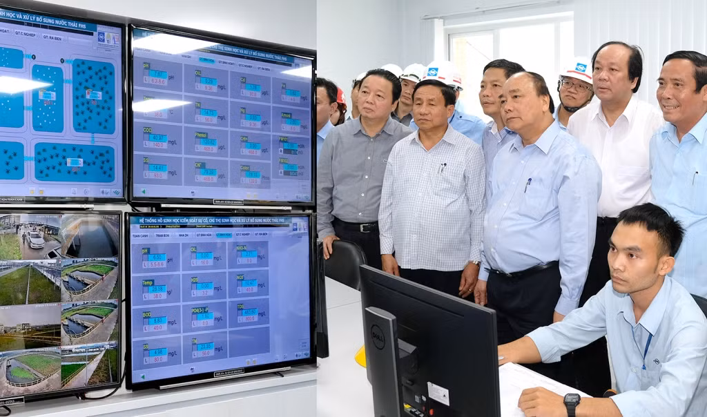 Thủ tướng kiểm tra phòng điều hành quản lý quan trắc sinh học và xử lý nước hồ nước thải tại khu công nghiệp. (Ảnh: VGP) Thủ tướng kiểm tra phòng điều hành quản lý quan trắc sinh học và xử lý nước hồ nước thải tại khu công nghiệp. (Ảnh: VGP)