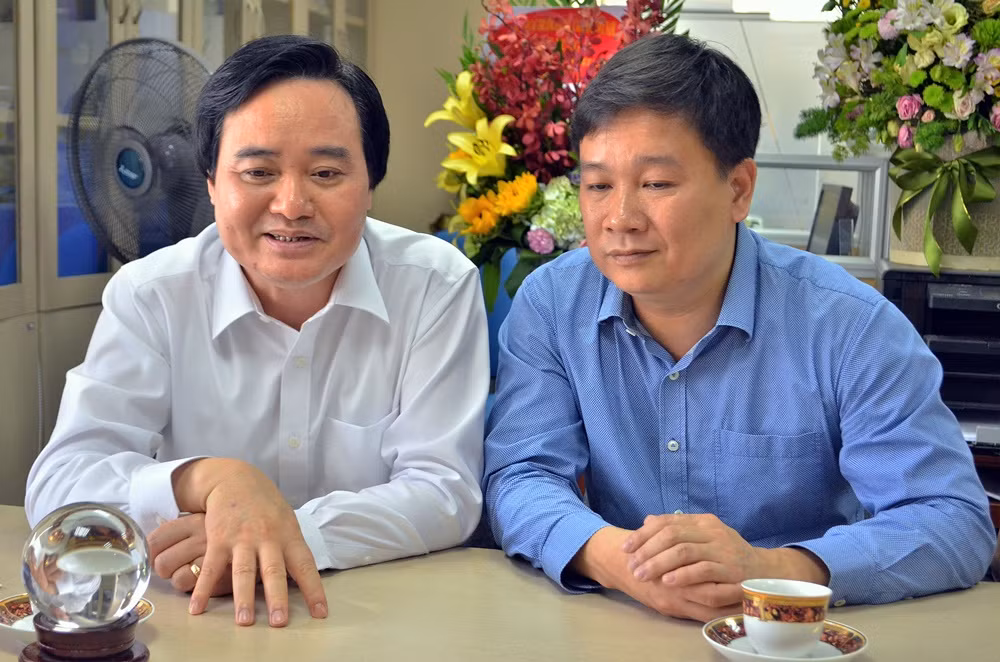 Bộ trưởng Phùng Xuân Nhạ (bìa trái) trao đổi thân mật với Tổng biên tập Nguyễn Tiến Bình
