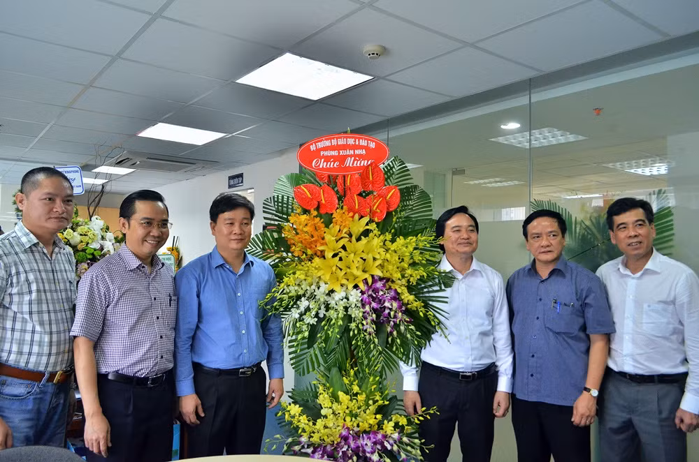 Bộ trưởng Phùng Xuân Nhạ cùng đoàn cán bộ của Bộ GD&amp;ĐT chụp ảnh kỷ niệm với Ban biên tập Báo điện tử GDVN