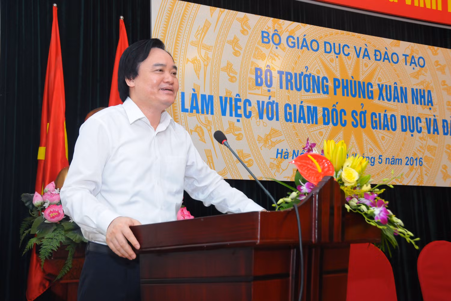 Bộ trưởng Phùng Xuân Nhạ phát biểu trong buổi làm việc.